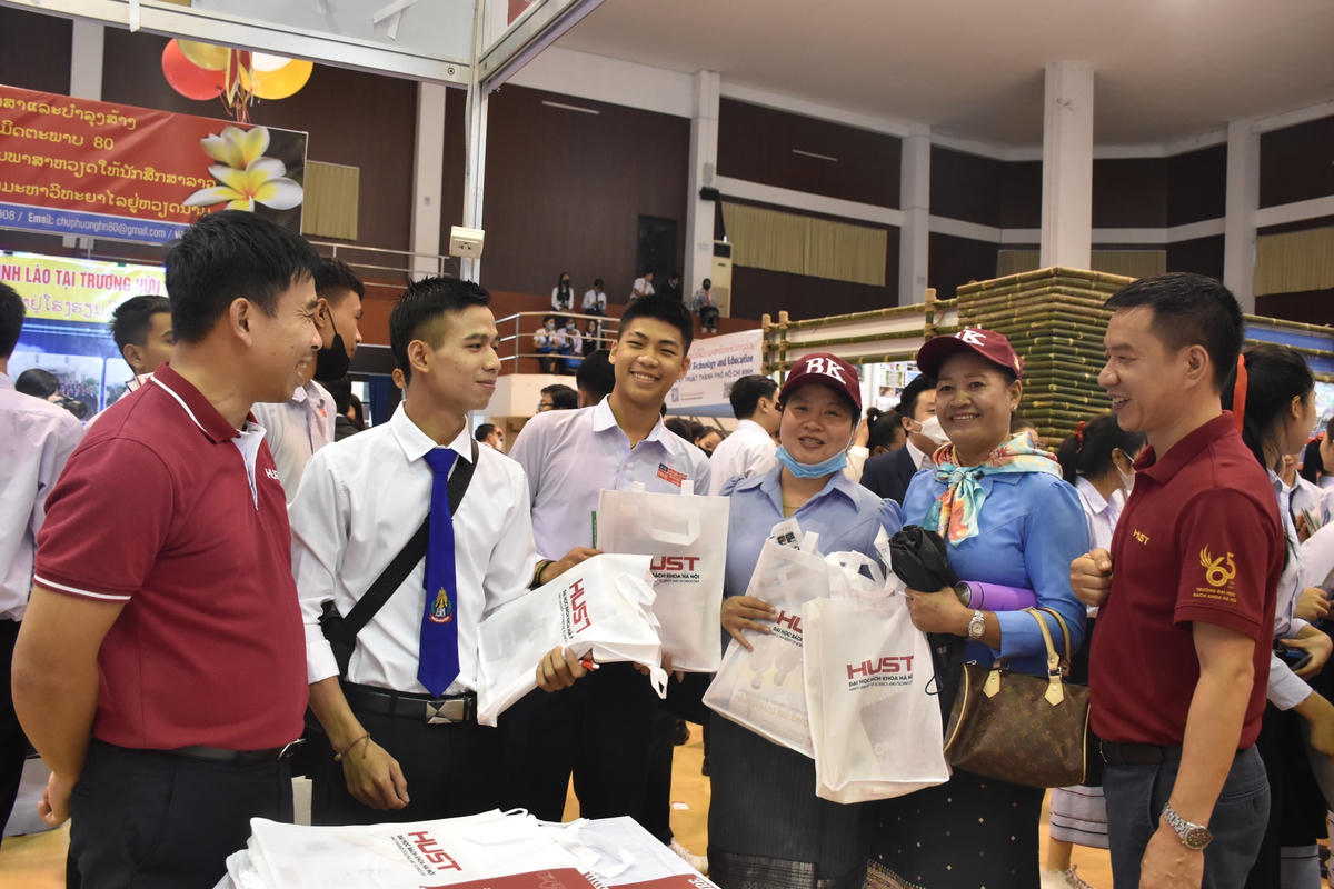 Học sinh và phụ huynh tới tìm hiểu thông tin về các trường đại học.