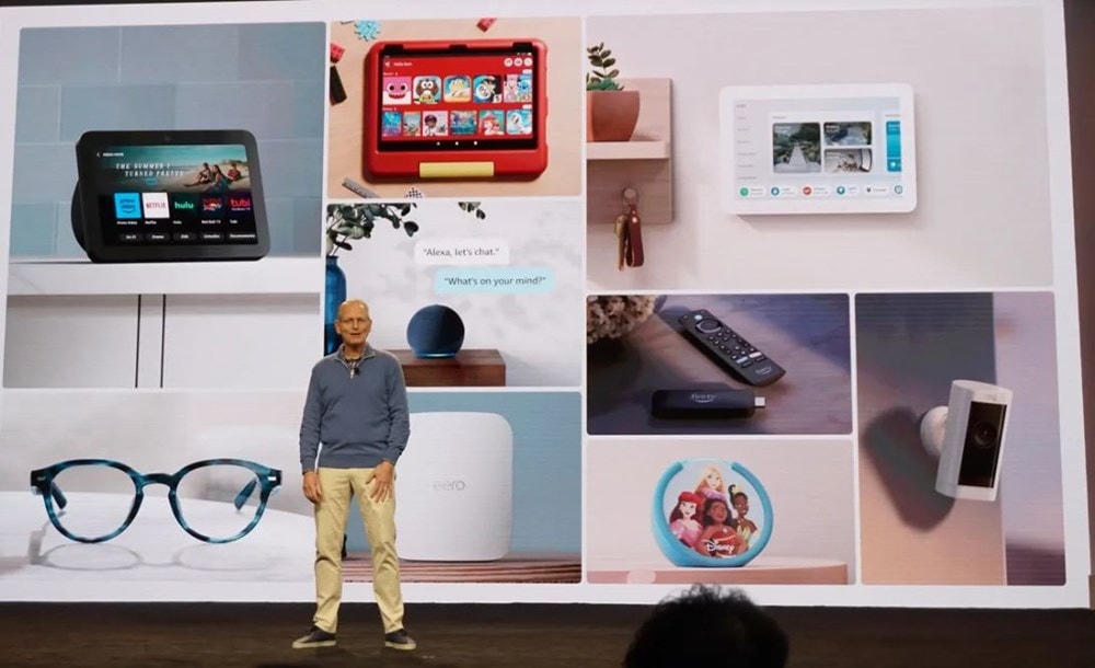 Phó Chủ tịch phụ trách mảng thiết bị và dịch vụ của Amazon, ông Dave Limp, trong buổi giới thiệu thiết bị năm 2023 của Amazon. (Nguồn: The verge).