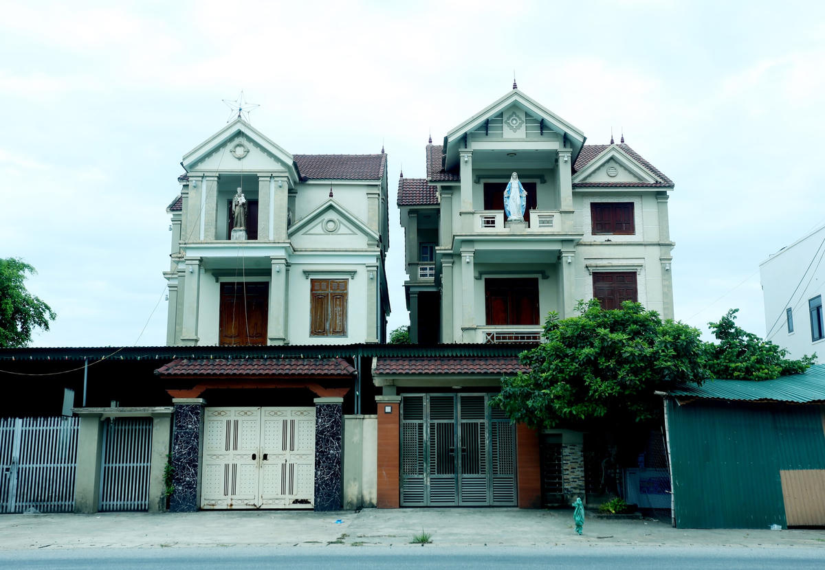 Ông Hoàng Văn Hà, Chủ tịch UBND xã Cương Gián cho biết, toàn xã có hơn 3.390 hộ dân với khoảng 15.000 nhân khẩu, trong đó hiện có gần 3.000 người đang đi xuất khẩu lao động làm việc ở nước ngoài tại Hàn Quốc, Nhật Bản, Đài Loan (Trung Quốc) và các nước Châu Âu...