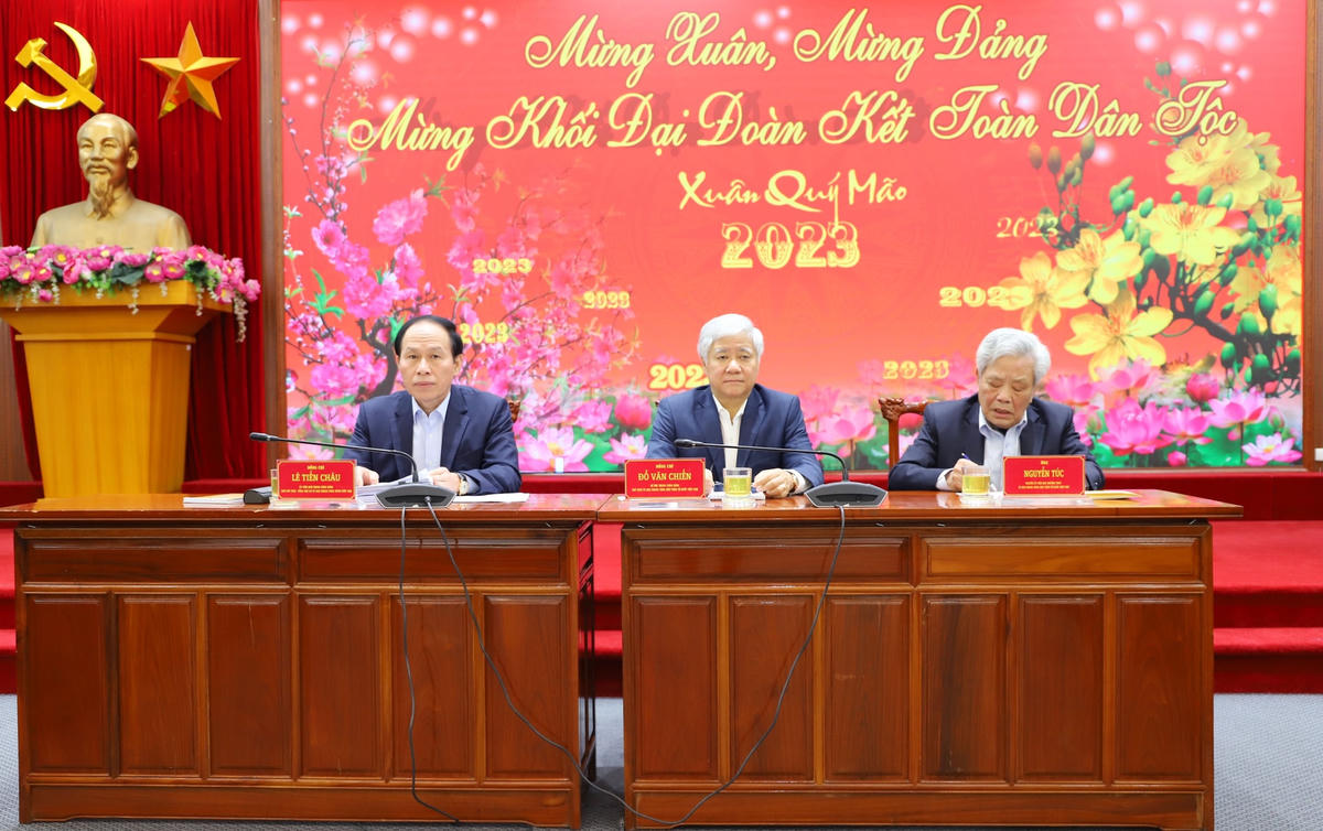 Chủ tịch Đỗ Văn Chiến, Phó Chủ tịch - Tổng Thư ký Lê Tiến Châu, ông Nguyễn Túc, Trưởng ban liên lạc hưu trí cơ quan chủ trì buổi gặp mặt.