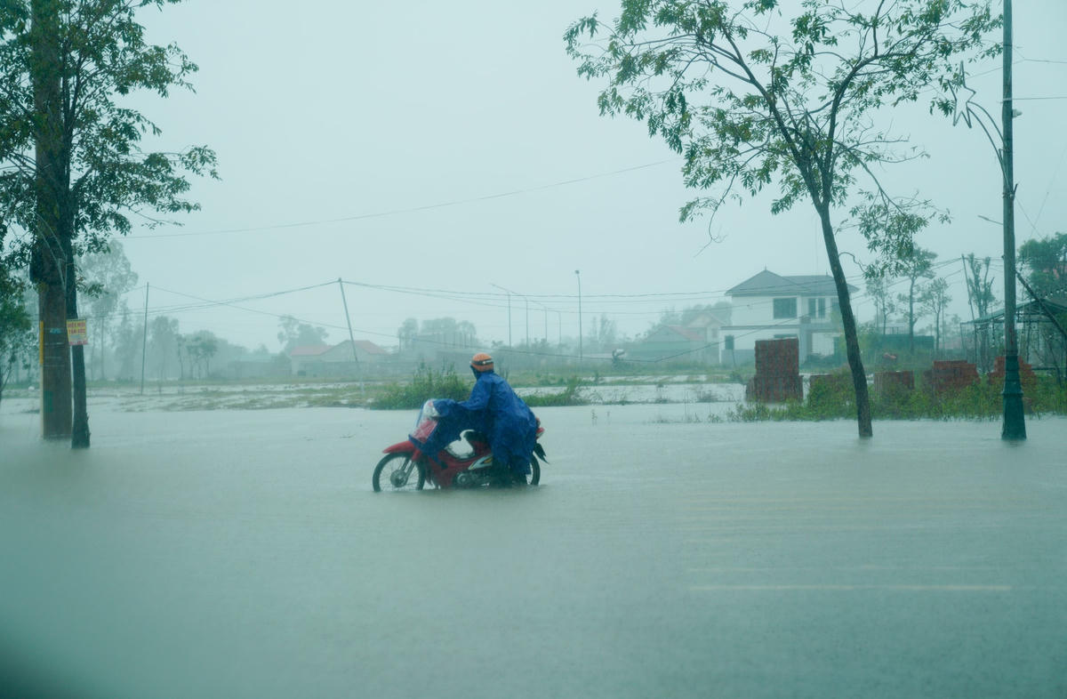 Nhiều phương tiện như ô tô, xe máy khi lưu thông bị ngập sâu khiến xe bị chết máy.