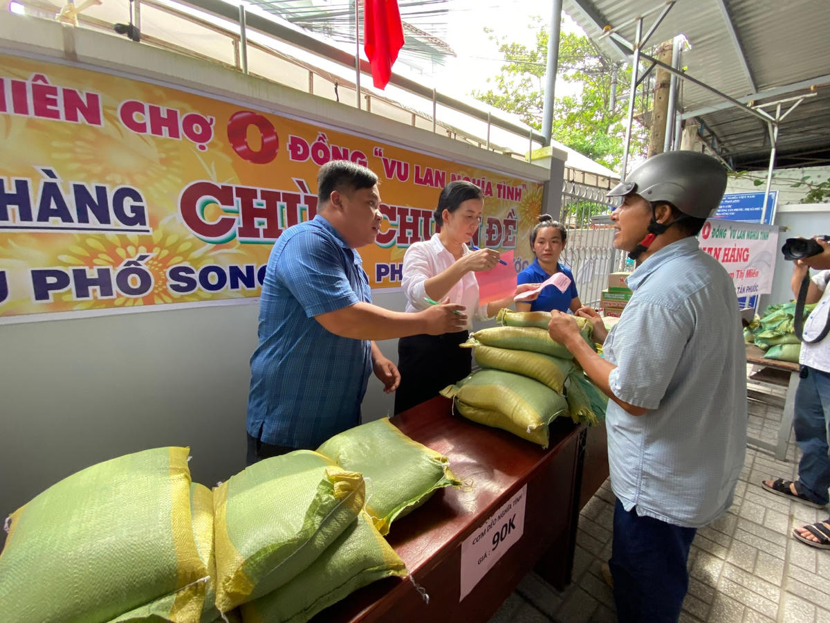 Người dân mua gạo tại phiên chợ “0 đồng”.