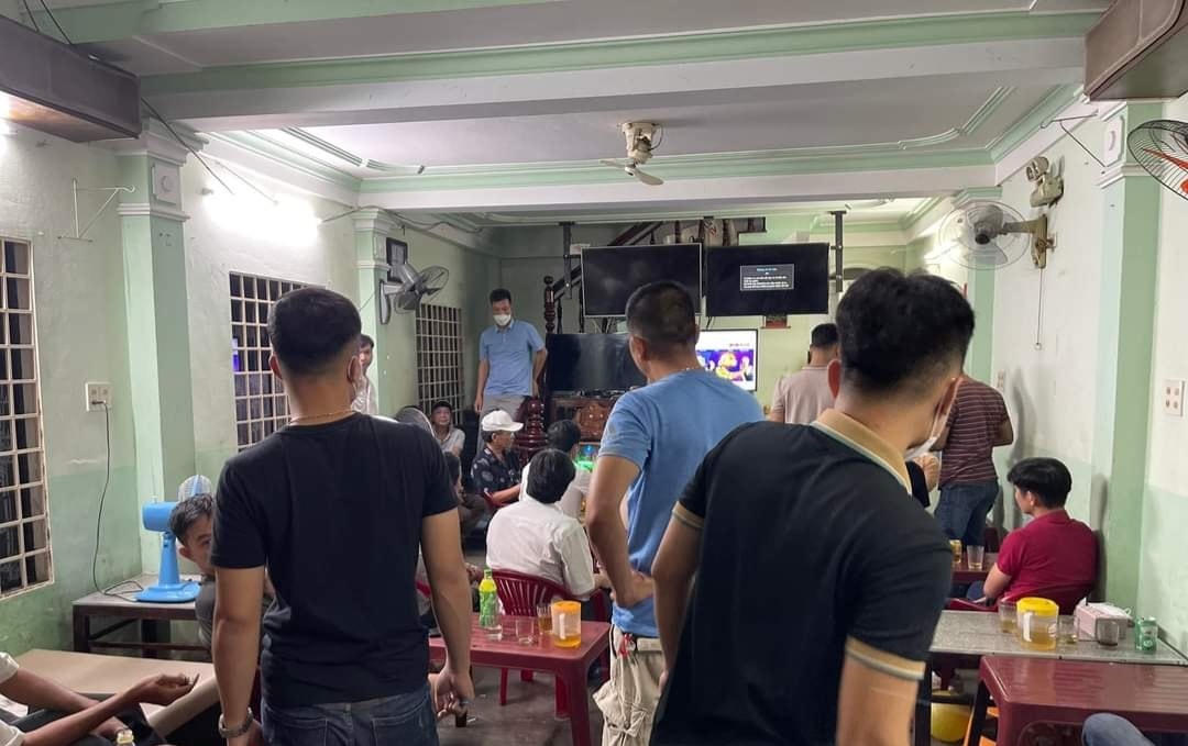 Lực lượng Công an bất ngờ kiểm tra quán cafe Tom. Ảnh: Công an cung cấp.