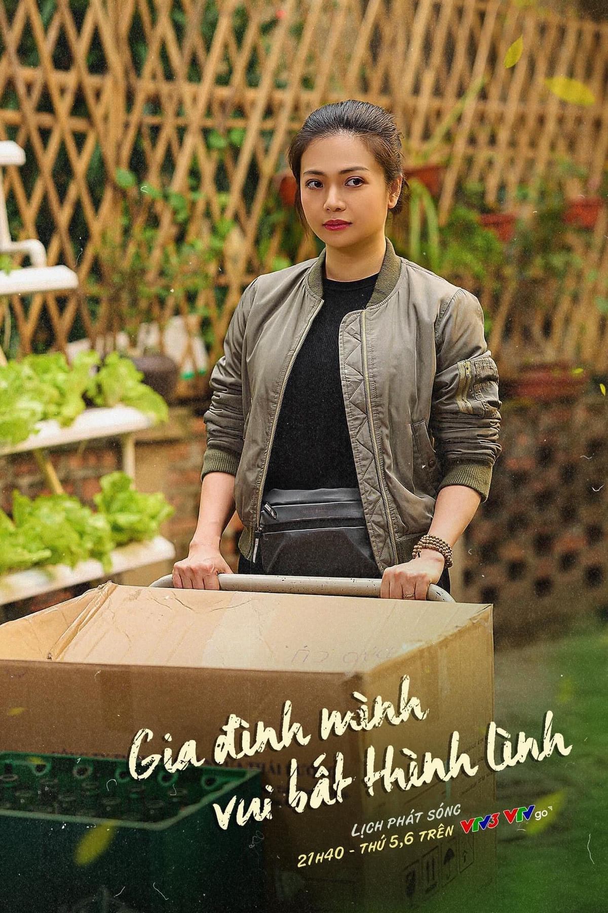 Diễn viên Kiều Anh vào vai dâu trưởng Phương, tính tình thật thà, chất phác, chịu đựng, biết nhún nhường mọi người, sẵn lòng chịu thiệt về mình trong “Gia đình mình vui bất thình lình”. Nữ diễn viên xuất hiện trên phim với hình ảnh ăn mặc xuề xòa đúng với phong cách một bà chủ bán tạp hóa.