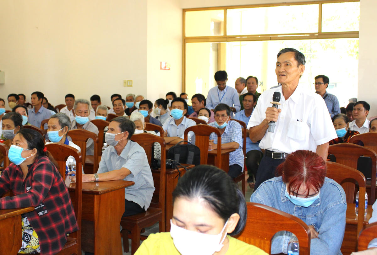 Cử tri thị xã Long Mỹ phát biểu ý kiến tại hội nghị tiếp xúc cử tri. 