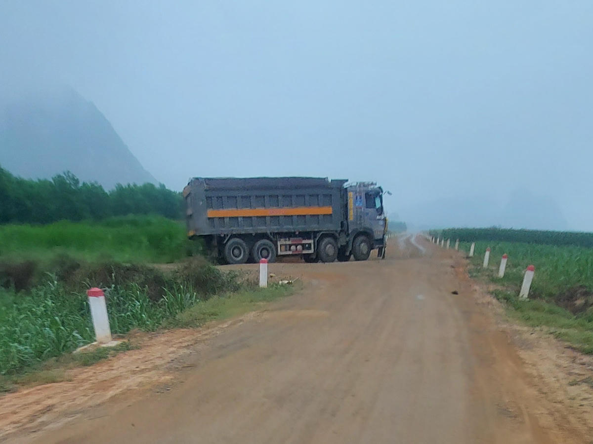 Ông Nguyễn Trọng Đông - Giám đốc BQL dự án đầu tư xây dựng huyện Cẩm Thủy cho biết, hiện công trình 131 tỷ trên vẫn chưa được nghiệm thu và bàn giao. Đến nay, chủ đầu tư là UBND huyện Cẩm Thuỷ đã giải ngân 60% vốn cho nhà thầu, việc đường xuống cấp là đúng và Ban sẽ có trách nhiệm phối hợp với nhà thầu kiểm tra, sửa chữa các đoạn đường hư hỏng, đảm bảo đúng theo thiết kế được phê duyệt. 