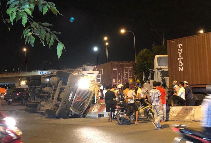 Kẹt xe và tai nạn giao thông xảy ra thường xuyên trên tuyến đường Nguyễn Duy Trinh do xe cá nhân lưu thông cùng phương tiện container ra vào cảng Phú Hữu, TP Thủ Đức.