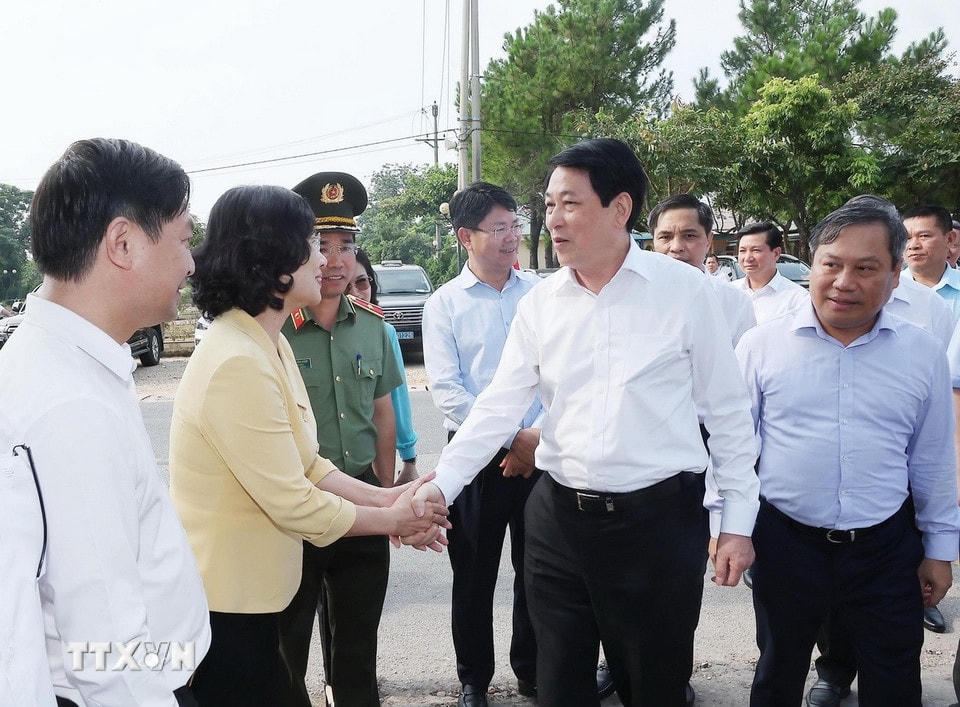 Chủ tịch nước Lương Cường với đại biểu Quảng Ninh. (Ảnh: Lâm Khánh/TTXVN)