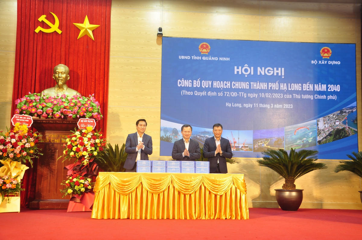 Ông Nguyễn Tường Văn, Thứ trưởng Bộ Xây dựng đã bàn giao tài liệu, công bố quy hoạch chung TP Hạ Long đến năm 2040.