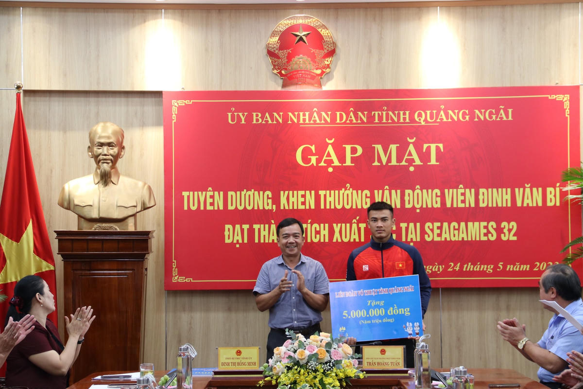 Đơn vị tặng quà cho VĐV Đinh Văn Bí.