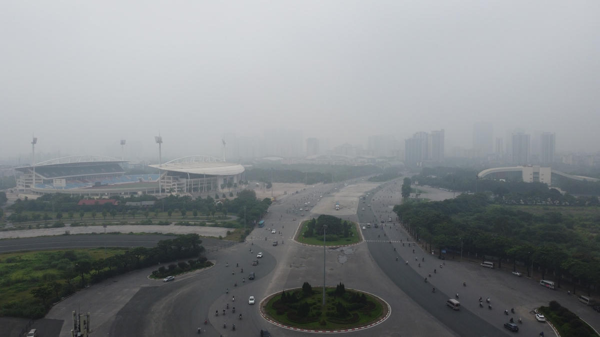 Dù hơn 9h, sương mù vẫn dày đặc tại khu vực sân vận động Mỹ Đình.