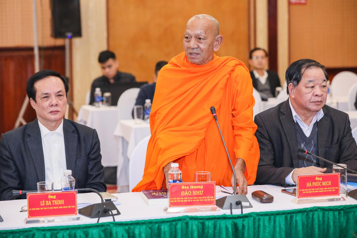 Hòa thượng Đào Như, Phó Chủ tịch Hội đồng Trị sự Trung ương Giáo hội Phật giáo Việt Nam phát biểu tại Hội nghi. Ảnh: Quang Vinh.