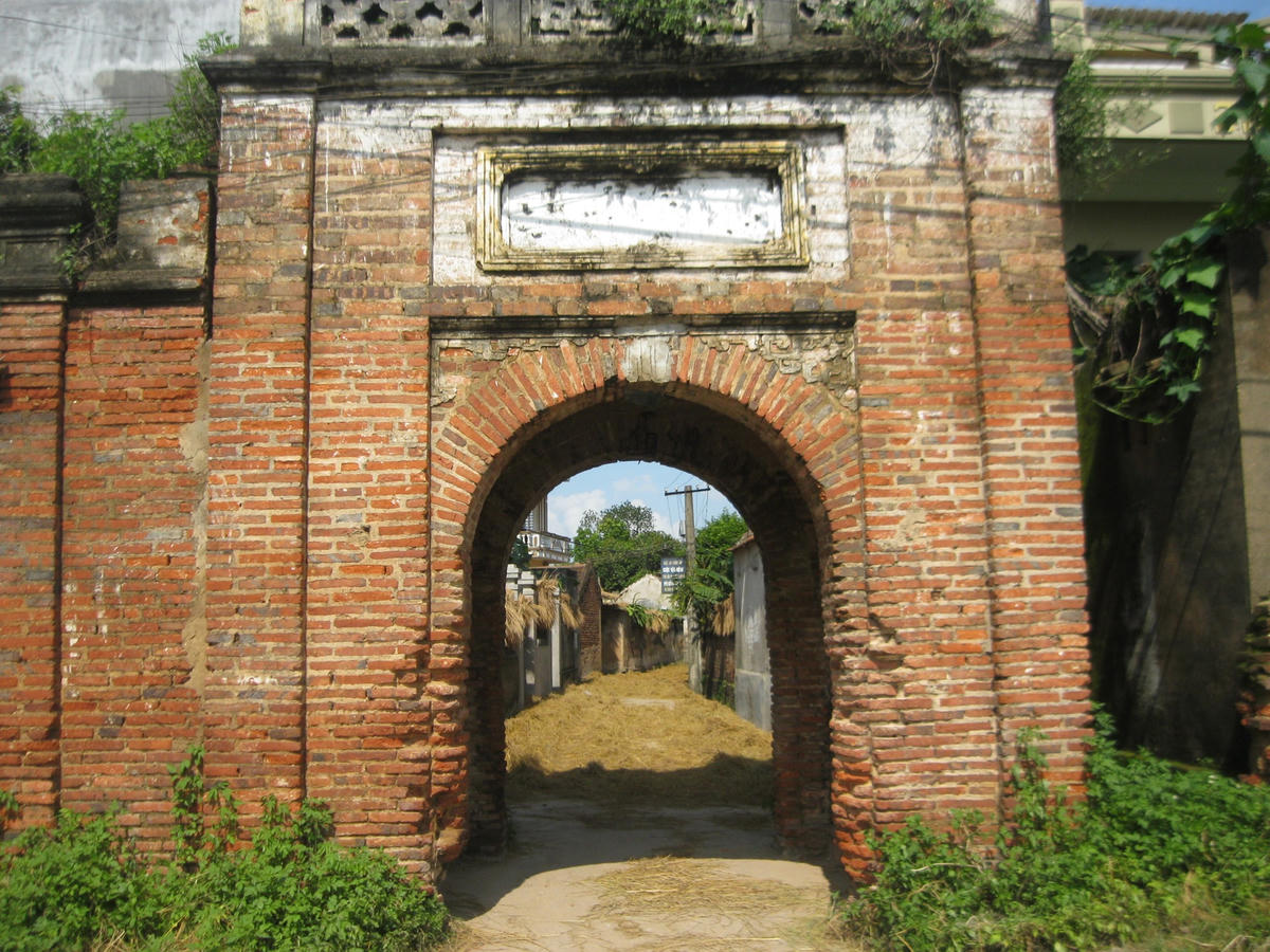 Cổng làng ở Bắc Giang.  