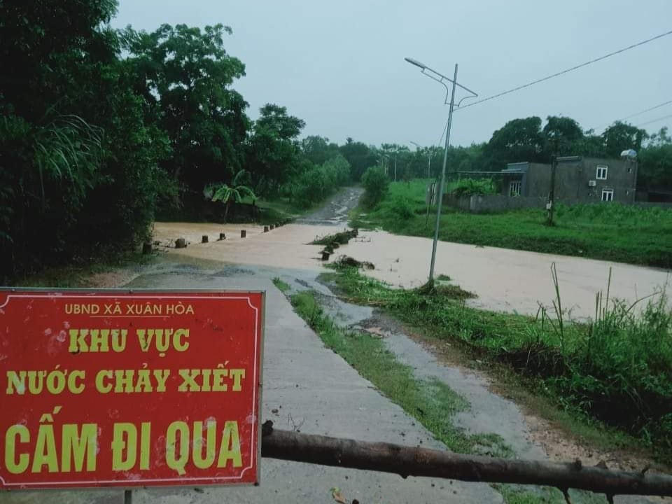 Khu vực đường tràn tại xã Xuân Hòa (huyện Như Xuân) bị nước lũ nhấn chìm.