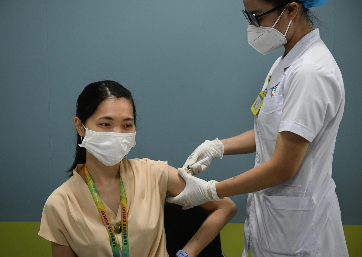 Người dân vẫn cần tiêm vaccine Covid-19 mũi nhắc để ổn định kháng thể.  