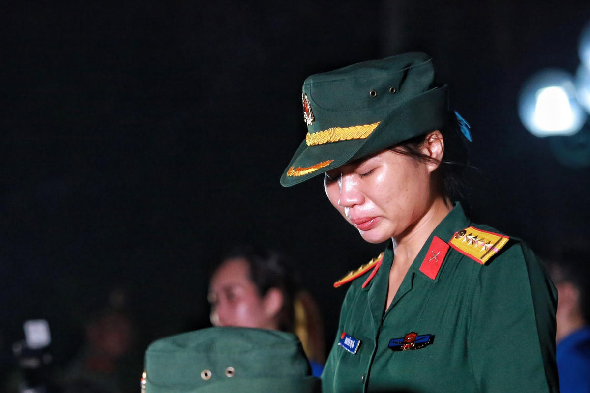 Đại úy Nguyễn Thị Hà rưng rưng nước mắt trước anh linh của các Anh hùng - Liệt sĩ.