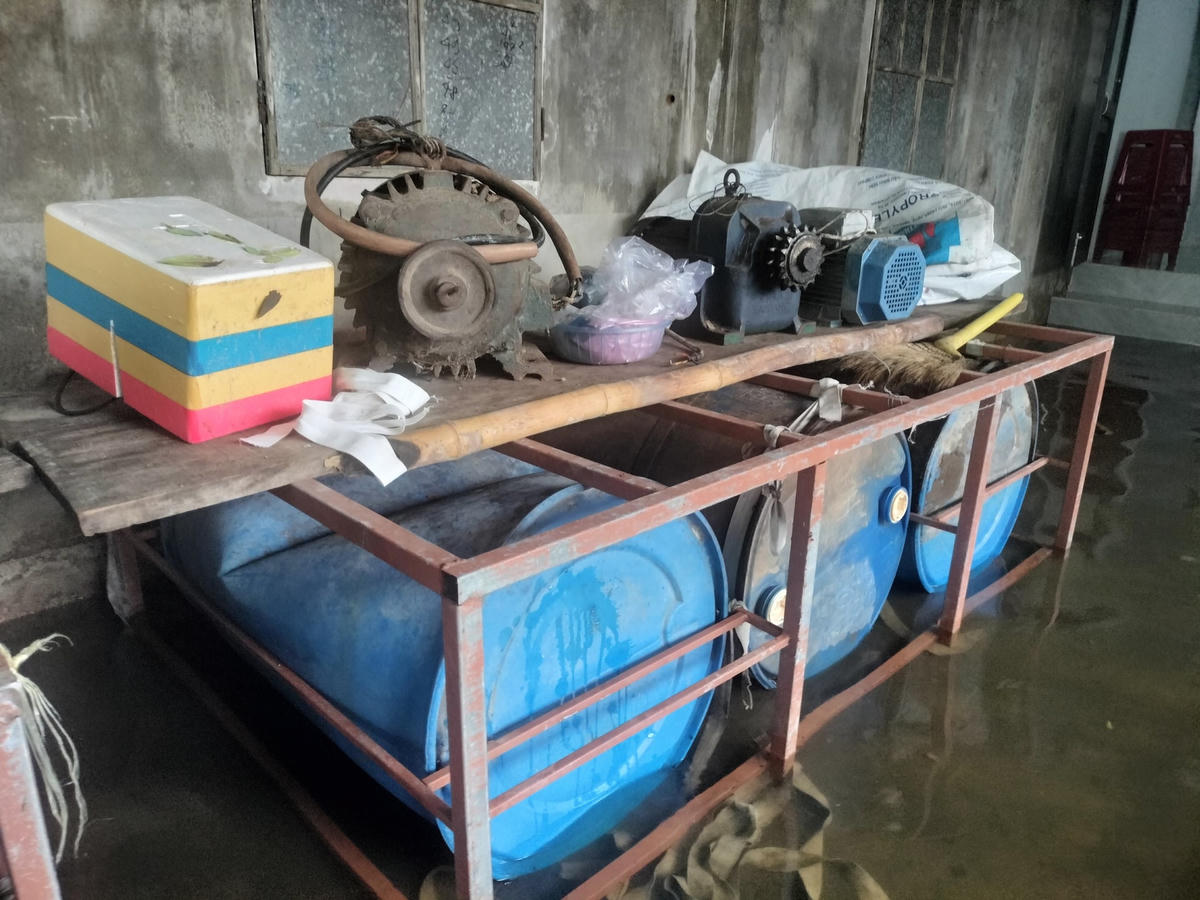 Nhiều đồ đạc của gia đình ông Cư chứa trên bè.