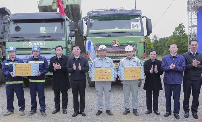 Lãnh đạo tỉnh Thanh Hóa tặng quà động viên công nhân, cán bộ của các nhà thầu thi công dự án.