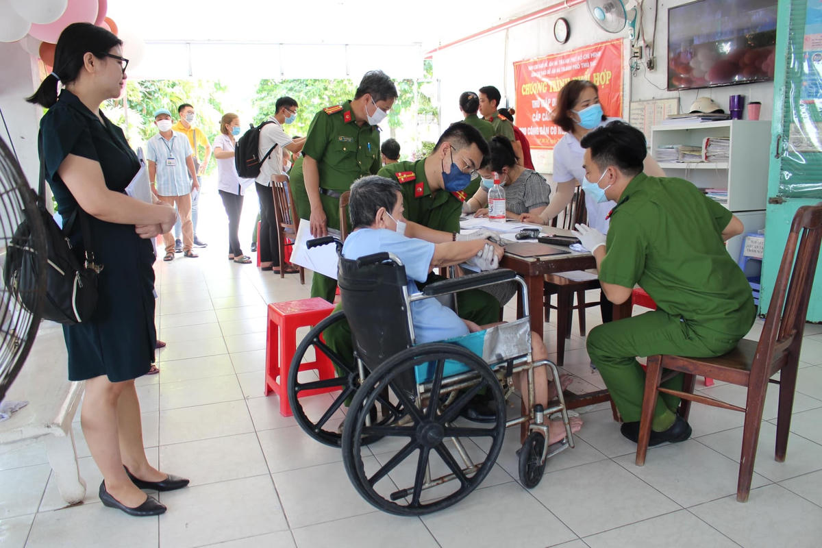 Một bệnh nhân tâm thần tại Trung tâm Điều dưỡng người tâm thần Thủ Đức được hướng dẫn làm thủ tục cấp CCCD ngày 20/6. (Ảnh: Bích Hạnh)