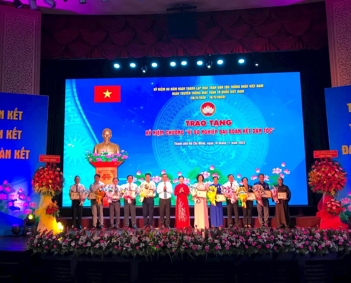 3.pho-chu-tich-uy-ban-tumttq-viet-nam-truong-thi-ngoc-anh-trao-ky-niem-chuong-cho-cac-dai-bieu..jpg