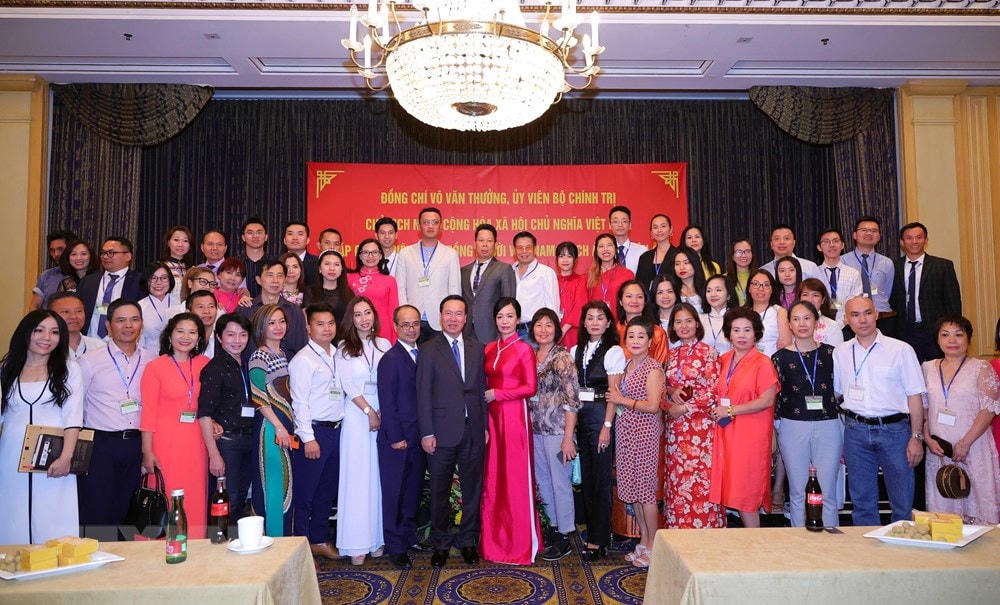 Chủ tịch nước Võ Văn Thưởng và Phu nhân gặp gỡ đại diện cộng đồng Việt Nam tại Áo và châu Âu, chiều 23/7/2023 (theo giờ địa phương). (Ảnh: Thống Nhất/TTXVN).