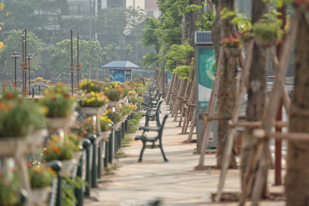 Phố Trịnh Công Sơn, một nửa bên công viên sẽ là nơi đi dạo của người dân (do không có nhà dân), nửa đối diện là nơi buôn bán kinh doanh.