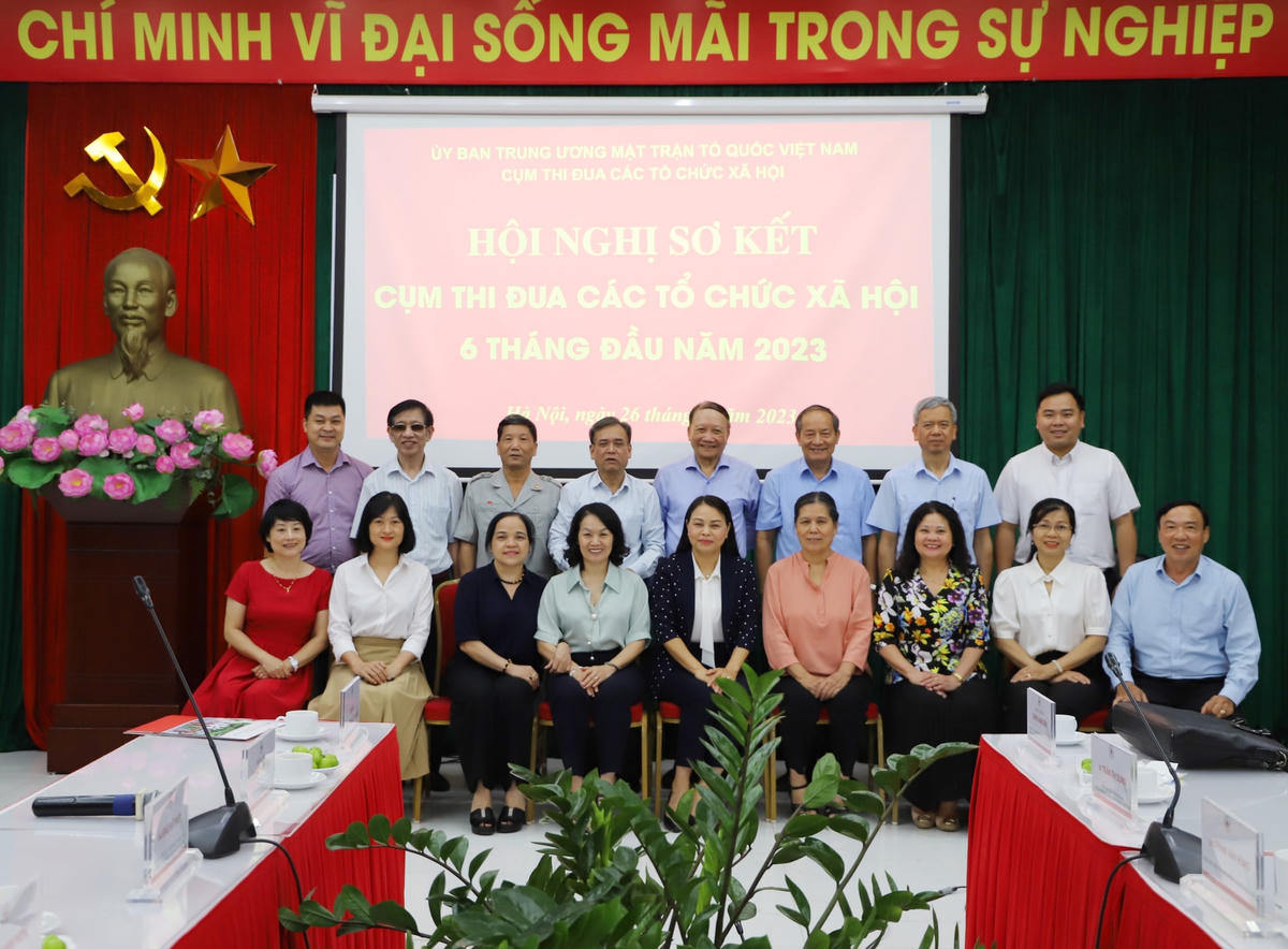 Phó Chủ tịch - Tổng Thư ký Nguyễn Thị Thu Hà chụp ảnh lưu niệm với các đại biểu.