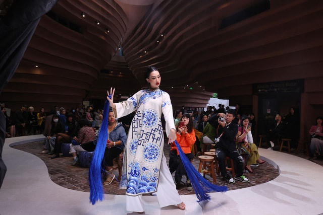 Một thiết kế của Hà Duy trong show trình diễn sáng 20/10 tại Bát Tràng.