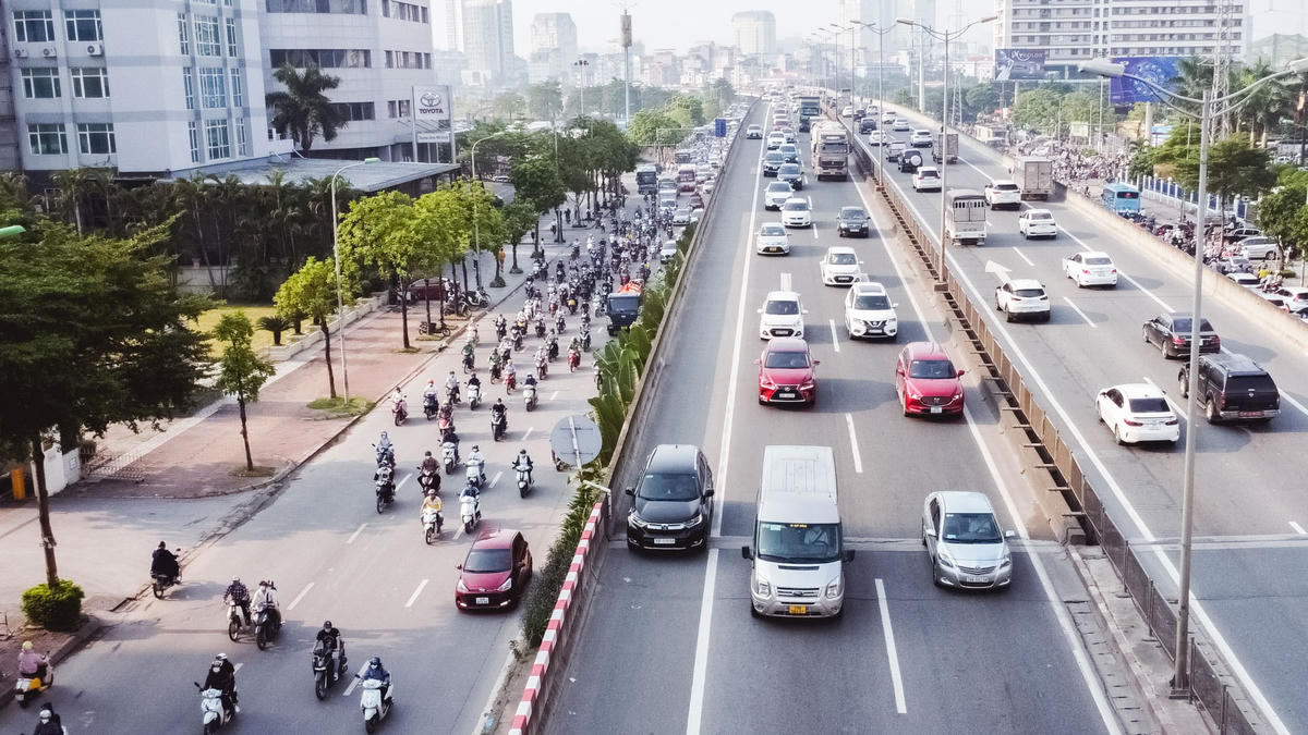 Theo ghi nhận của PV Báo Đại Đoàn Kết Online, sau 6 ngày lực lượng chức năng tuyên truyền, tình trạng các phương tiện di chuyển vào làn dừng khẩn cấp trên tuyến đường Vành đai 3 cơ bản đã giảm. Tuy nhiên, vẫn còn một vài trường hợp cố tình vi phạm.