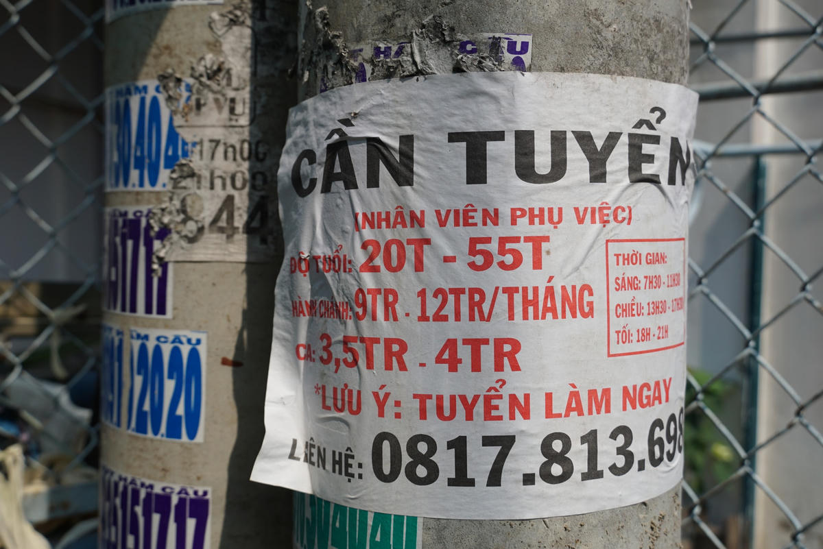 Thông tin việc làm ảo dán trên các cột điện ở TP Biên Hòa (Đồng Nai) dễ khiến nhiều người bị lừa.