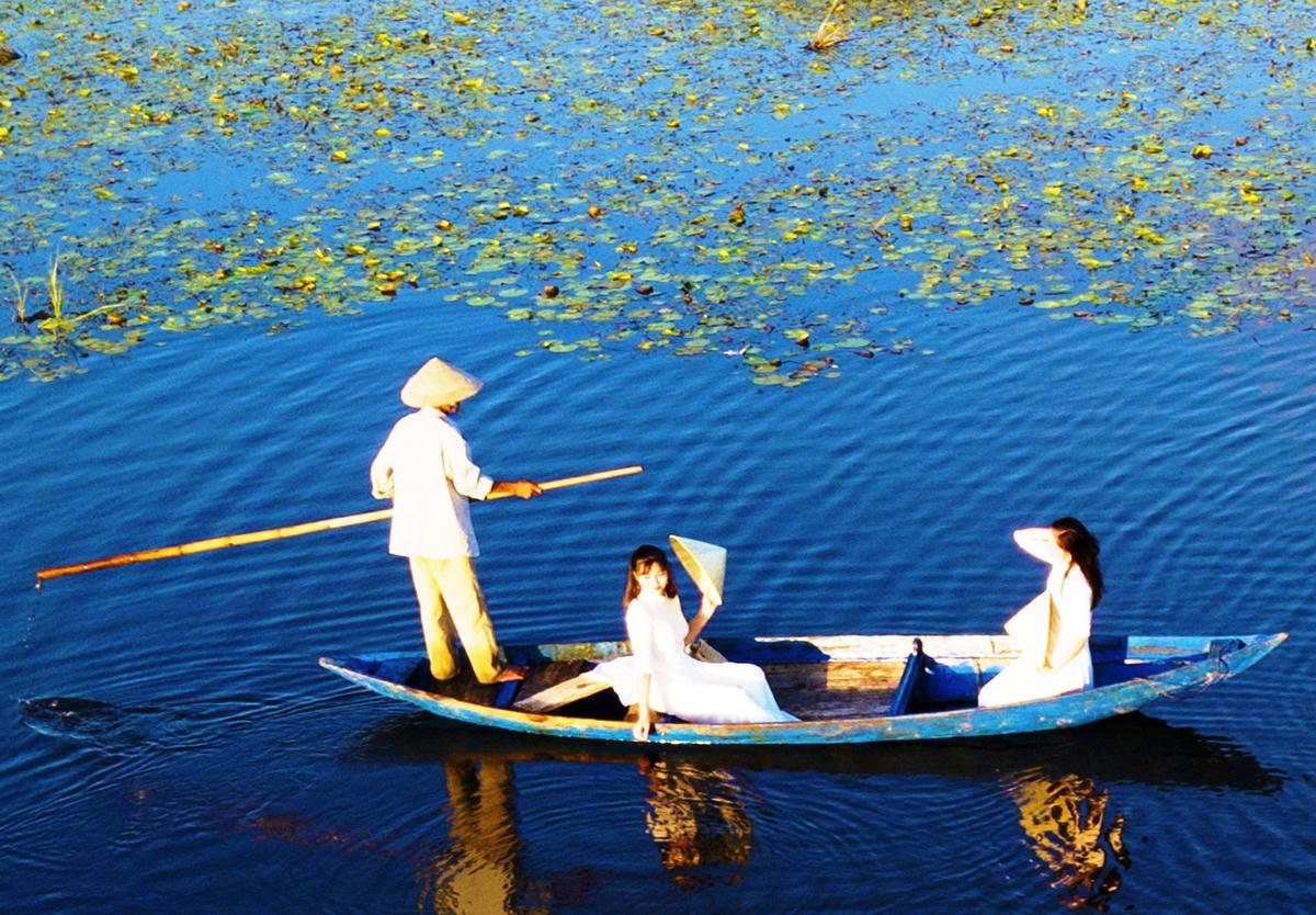 Du khách đi thuyền ngắm cảnh trên sông Đầm.  