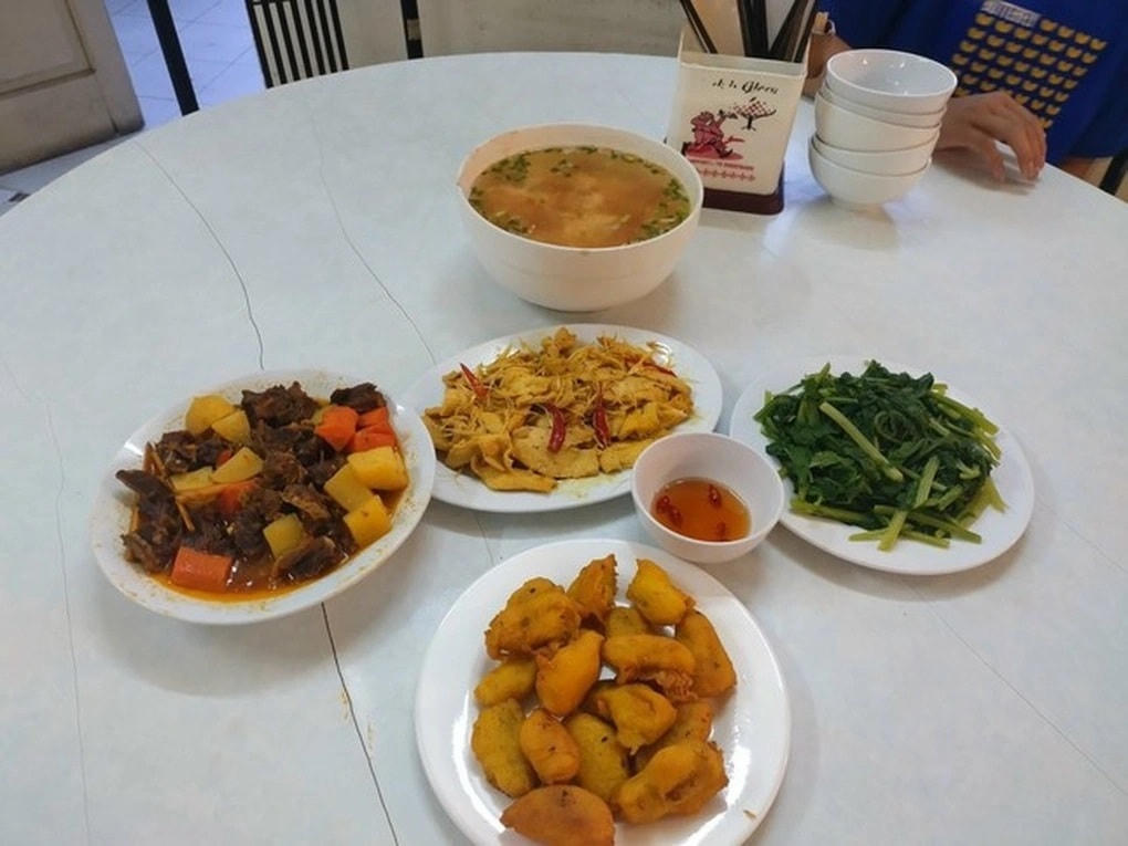 “Mâm cơm 800.000 đồng” ở đội tuyển bóng bàn trẻ quốc gia. Nguồn: TP.