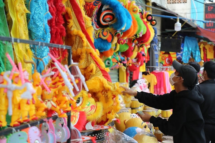 Các sản phẩm rất đa dạng, nhiều màu sắc tạo nên một không gian đầy sắc màu tại các khu phố giữa lòng thành phố Huế.