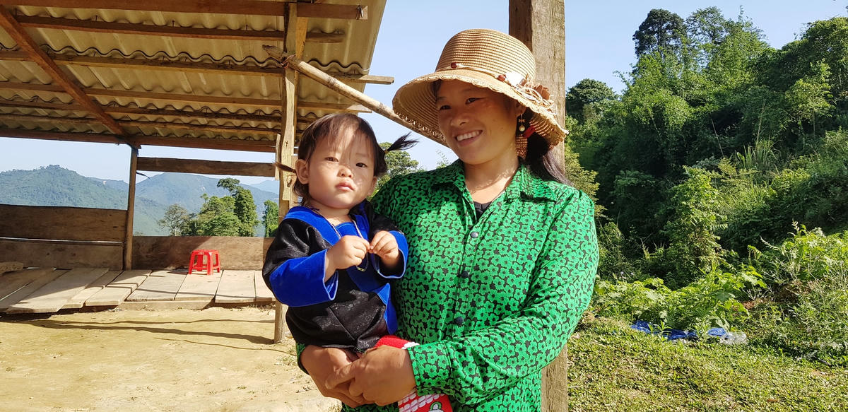 Nụ cười rạng rỡ trên khuôn mặt của người dân ở Pù Nhi, Nhi Sơn.  