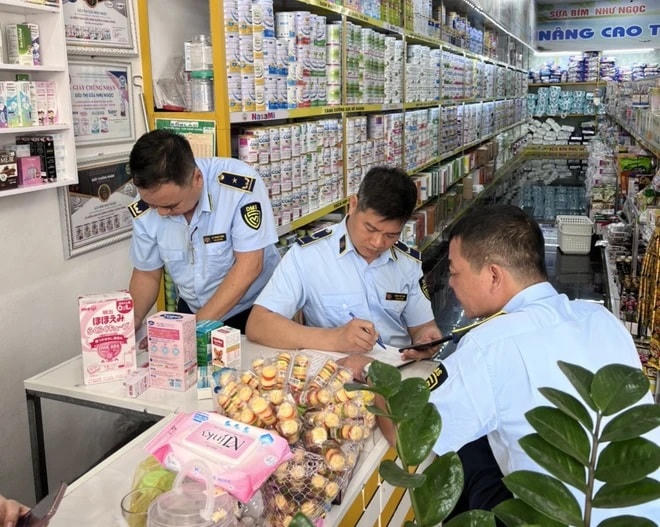 Lực lượng quản lý thị trường kiểm tra kinh doanh sữa. Nguồn: QLTT.