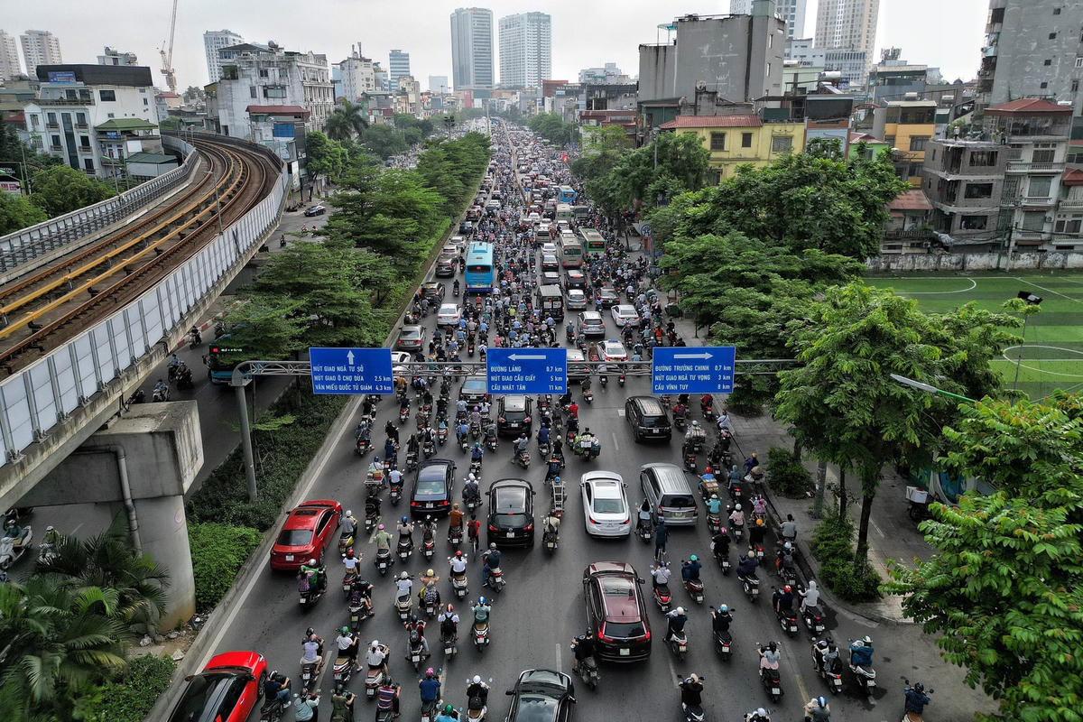 Tại tuyến đường Thanh Xuân giao thông hỗn loạn dù đã được phân làn phương tiện.
