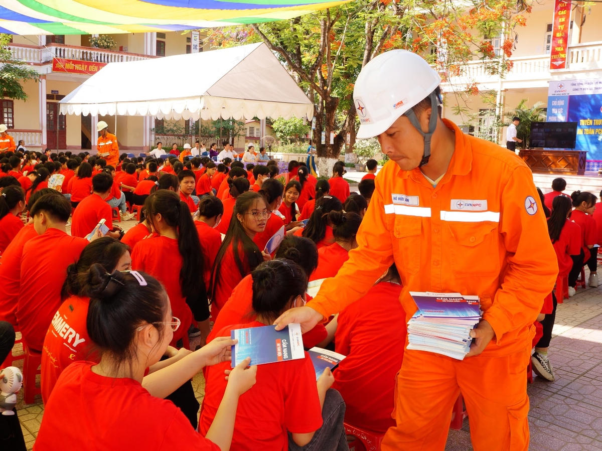 Công ty Điện lực Thanh Hóa phát cẩm nang an toàn điện cho học sinh trong sự kiện tuyên truyền bảo vệ an toàn hành lang lưới điện, phòng chống cháy nổ tai nạn điện trong dân tại trường học.