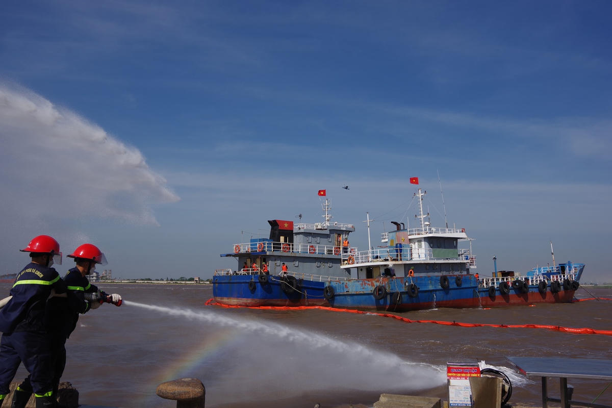 [ẢNH] Nam Định ứng phó thế nào khi gặp sự cố tràn dầu?
