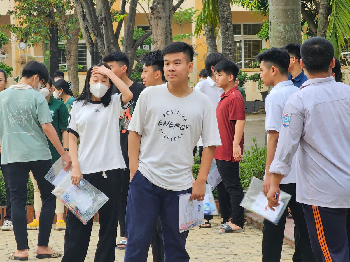 Từ sáng sớm, các thi sinh đã có mặt tại các điểm thi để làm thủ tục.