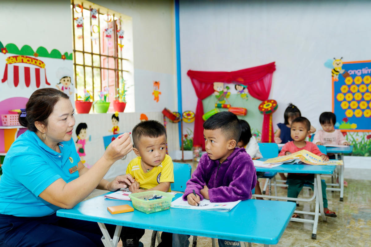 “Bố mẹ trẻ còn gọi con dậy, chuẩn bị cho con rồi chờ cô đến đón, chứ những ông bố bà mẹ tuổi trên 30 là phó mặc cho cô. Việc học của con họ là trách nhiệm của cô, họ nghĩ vậy”, cô Hương cho hay.