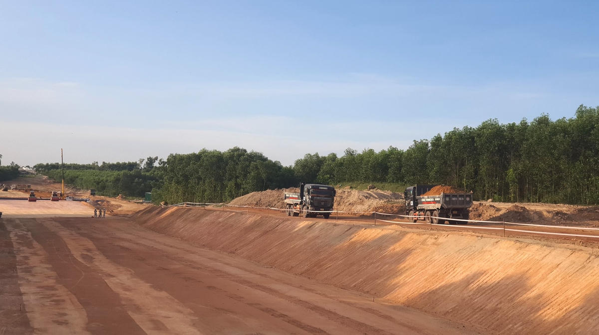 Các đơn vị thi công đang tích cực thi công để hoàn thành nền đường.