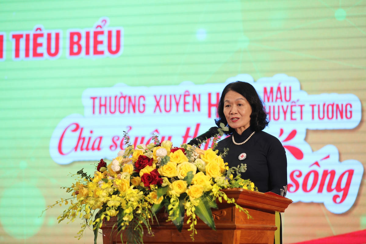 Chủ tịch Trung ương Hội Chữ thập đỏ Việt Nam Bùi Thị Hòa phát biểu tại buổi lễ.