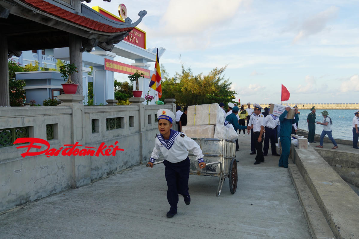 Hàng lên bờ an toàn. Ảnh: Mạnh Thìn.