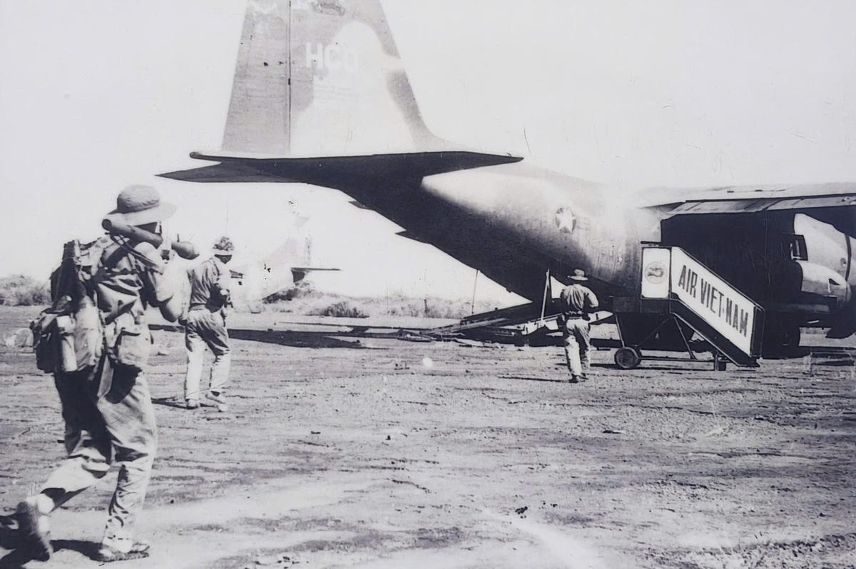 Chiến trường1.Được chi viện và yểm trợ của lực lượng phòng không Trung đoàn 71 bộ binh xung phong tấn công đánh chiếm sân bay Bà Rá, ngày 31121974. (Ảnh Tư liệu Quân đoàn 4 cung cấp).