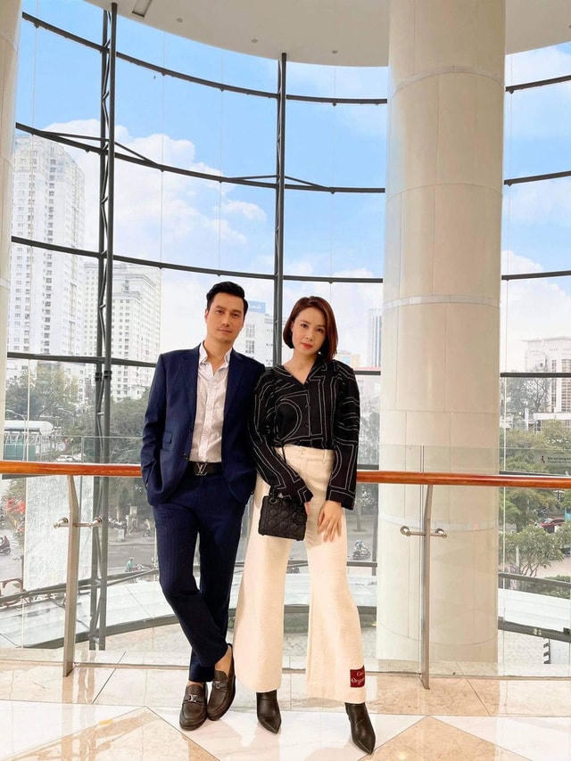 Tạo hình khác lạ của Việt Anh và Hồng Diễm trong lần thứ 3 kết đôi trên màn ảnh. 