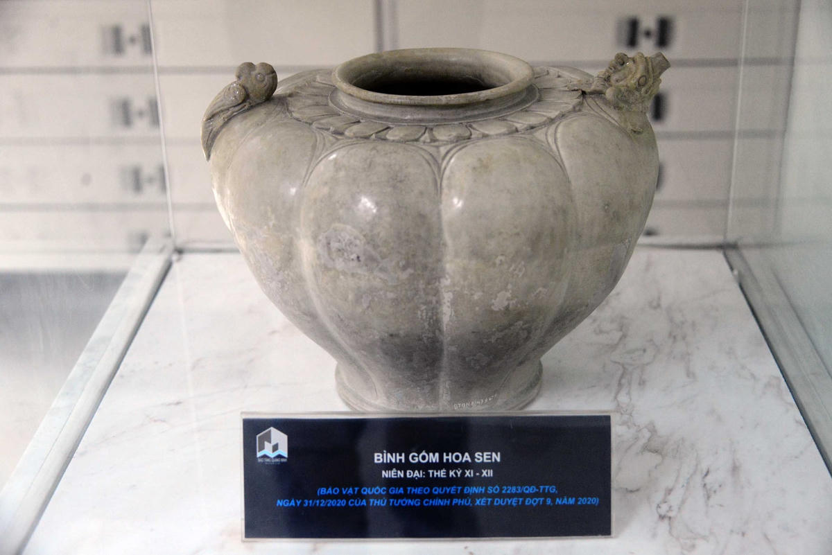 Bình gốm hoa sen.