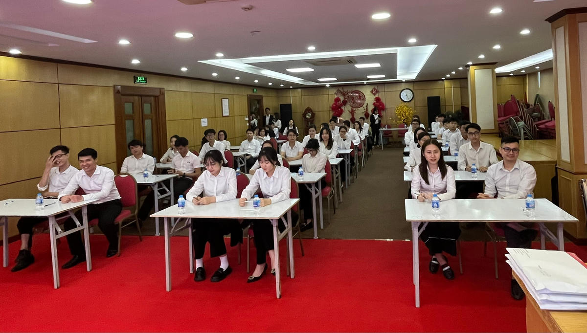 Các cán bộ tín dụng của Agribank chi nhánh Tây Hồ tích cực tham gia cuộc thi.