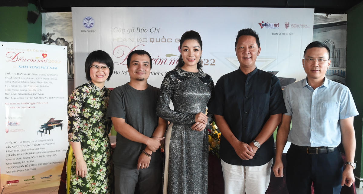 Ban tổ chức và các nghệ sĩ tại buổi họp báo chương trình Hoà nhạc Quốc gia Điều còn mãi 2022.