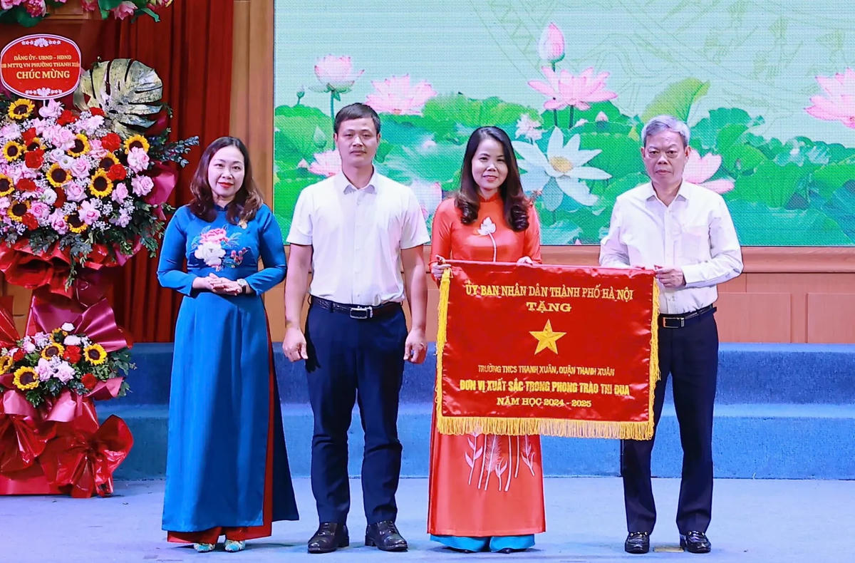 Hình ảnh 4 Trường THCS Thanh Xuân được UBND TP Hà Nội tặng Cờ Đơn vị xuất sắc trong phong trào thi đua năm học 2024-2025.