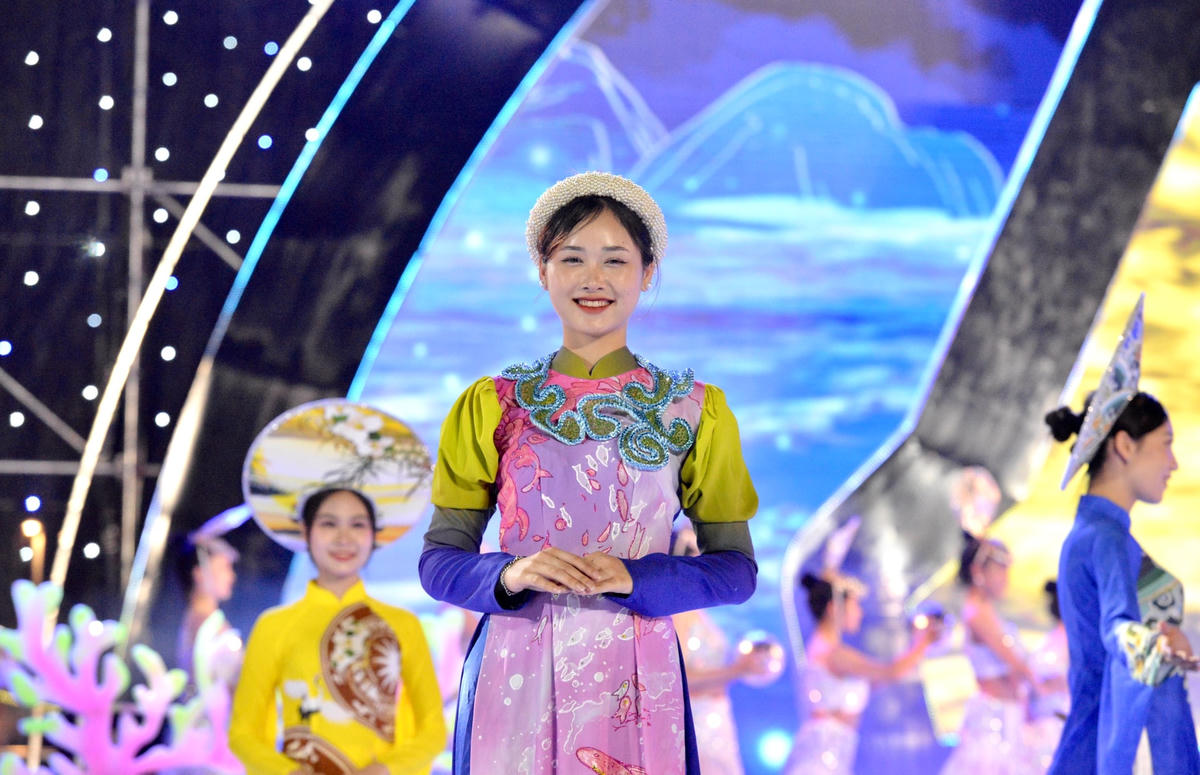 “Nụ cười Hạ Long” luôn thường trực trên khuôn mặt rạng rỡ của các diễn viên, vũ công,... tham dự chương trình.